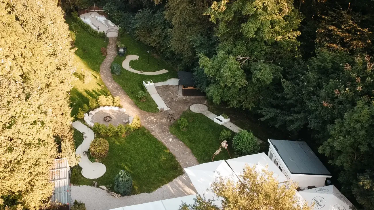 Für mehr Details klicken - DJI_0788-1-e1737536568388 Hochzeit im Wald Vogelperspektive