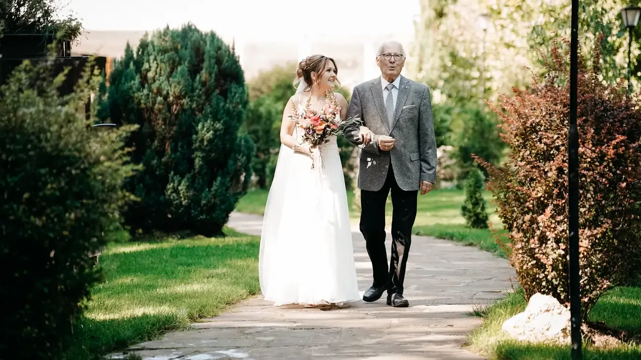 Für mehr Details klicken - DSC8837-1-e1737536490822 Hochzeit im Wald Einlaufen
