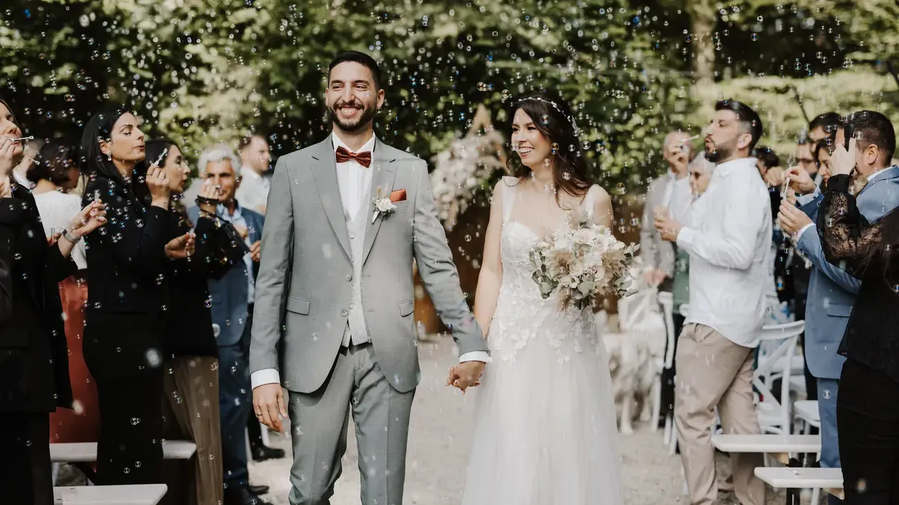 Für mehr Details klicken - MrslisaliFotografie-HochzeitAliciaDenis-Waldgefluester-25052024-508-2-e1737536543198 Hochzeit im Wald Seifenblasen