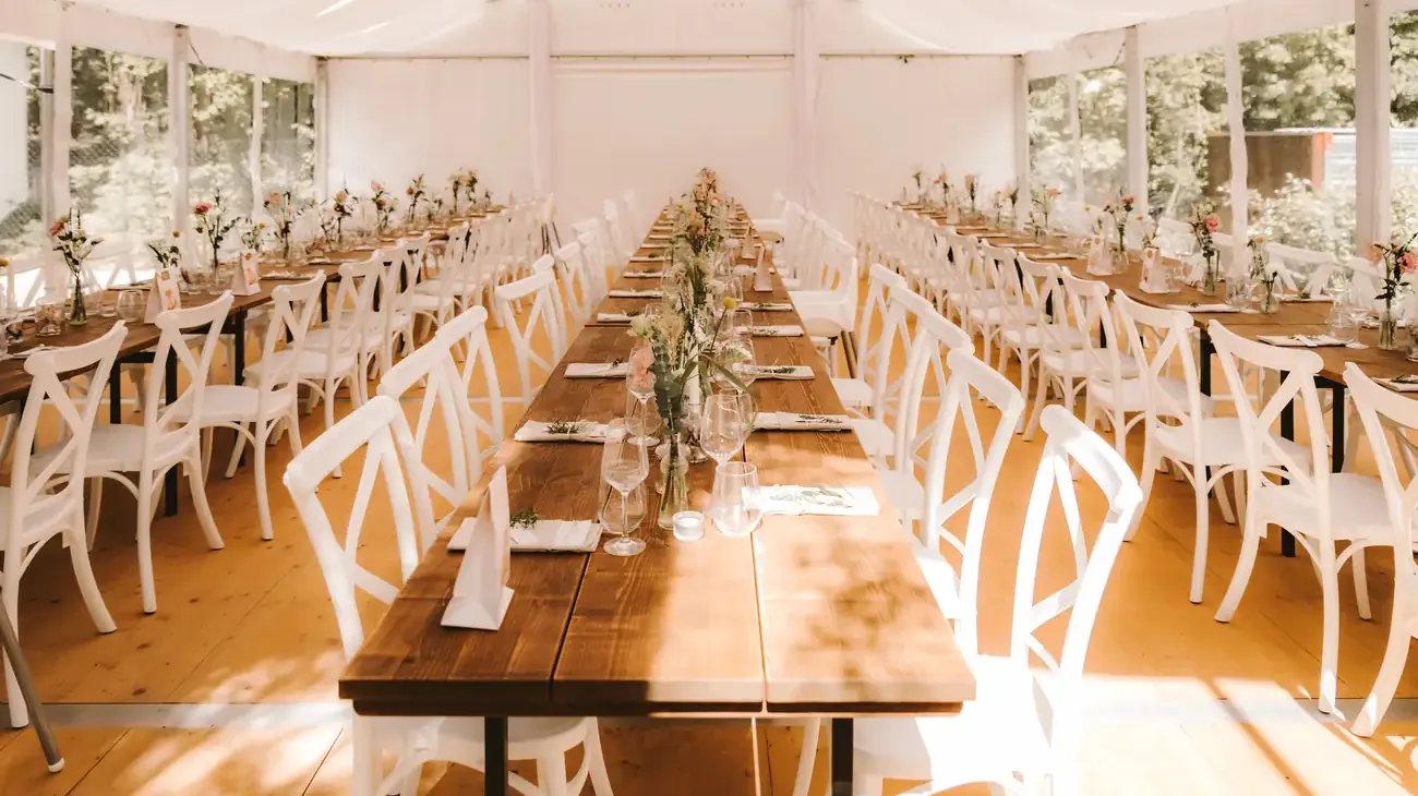 Für mehr Details klicken - Festzelt Boho Style Hochzeit im Wald Festzelt