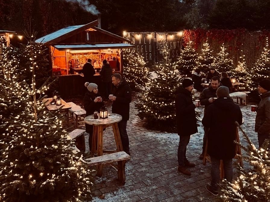 Winterwald Winterwald: Glühweinstand und beleuchtete Tannen im Schnee
